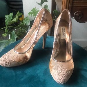 BADGLEY MISCHKA champagne and rose gold pumps